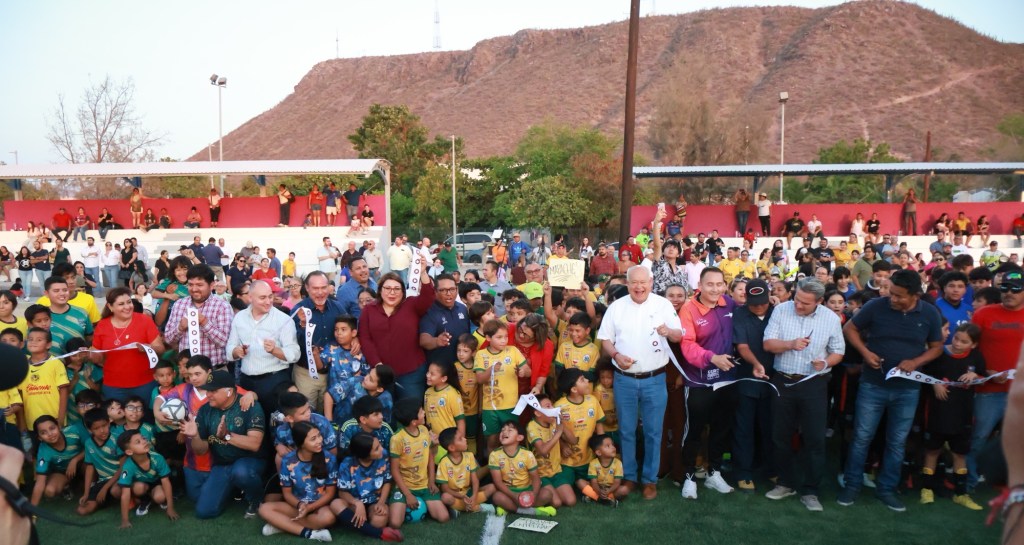 Con inversión de más de 8 mdp Víctor Castro entrega la rehabilitación del campo deportivo 20 de&nbsp;Noviembre