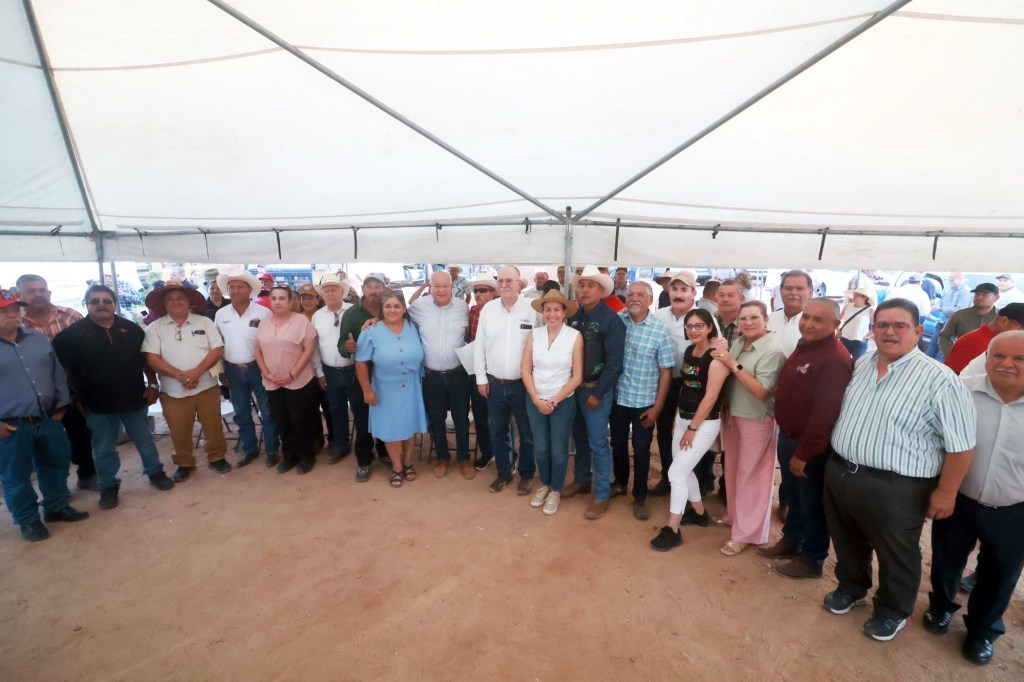 Gobernador Víctor Castro entrega apoyos para el campo a productores de&nbsp;BCS