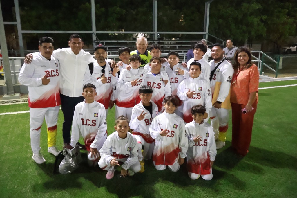 Entrega gobernador Víctor Castro rehabilitación del campo de fútbol 7 en la Unidad Deportiva Nuevo&nbsp;Sol