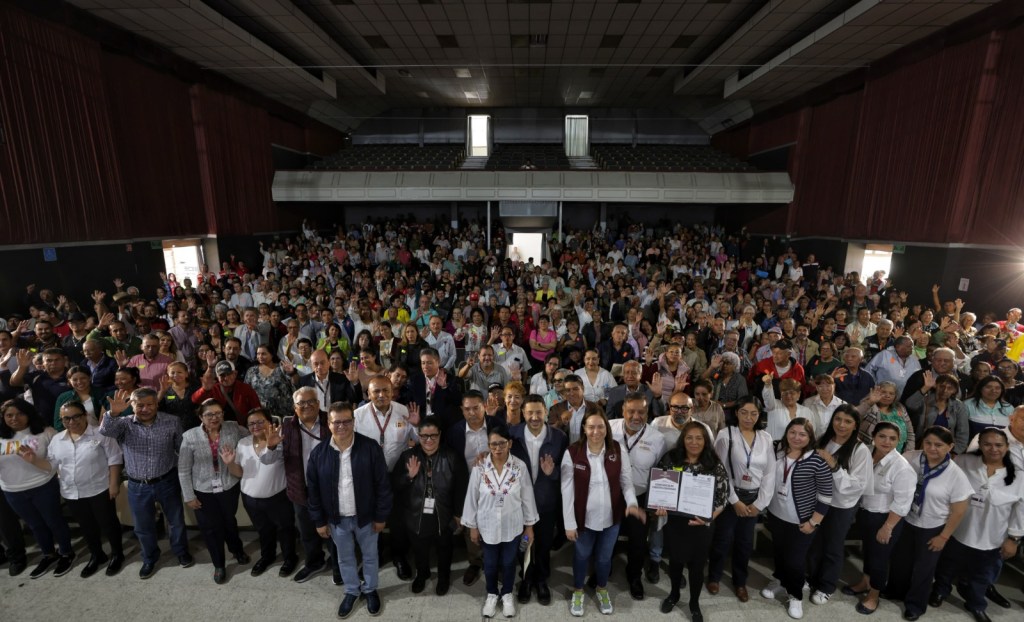 Entrega Martí Batres 200 constancias de finiquito de vivienda de FOVISSSTE en Tulancingo,&nbsp;Hidalgo