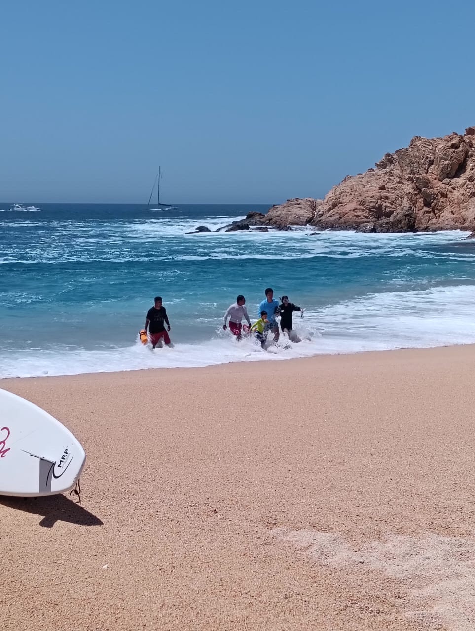 Rescate exitoso en Playa Santa María gracias a la rápida acción de guardavidas y personal de ZOFEMAT Los&nbsp;Cabos