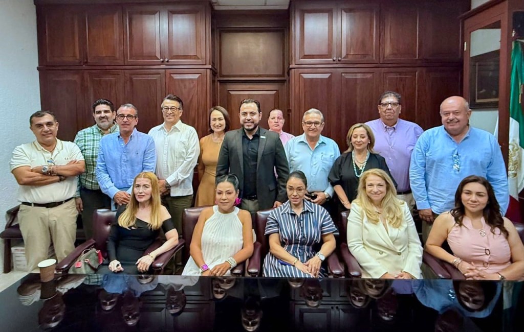 Se reúne alcalde Christian Agúndez&nbsp;con miembros del&nbsp;Colegio de Notarios de&nbsp;Baja&nbsp;California&nbsp;Sur