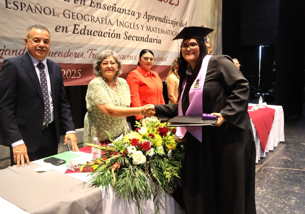 Entrega SEP 98 títulos profesionales a personas egresadas de la Escuela Normal Superior de&nbsp;BCS