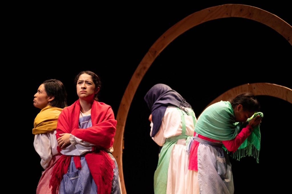 #CULTURA UN RETRATO ÍNTIMO DE UN PUEBLO EN EXTINCIÓN: “LOS PERROS QUE SOLO RECONOCÍAN LAS&nbsp;ENAGUAS”