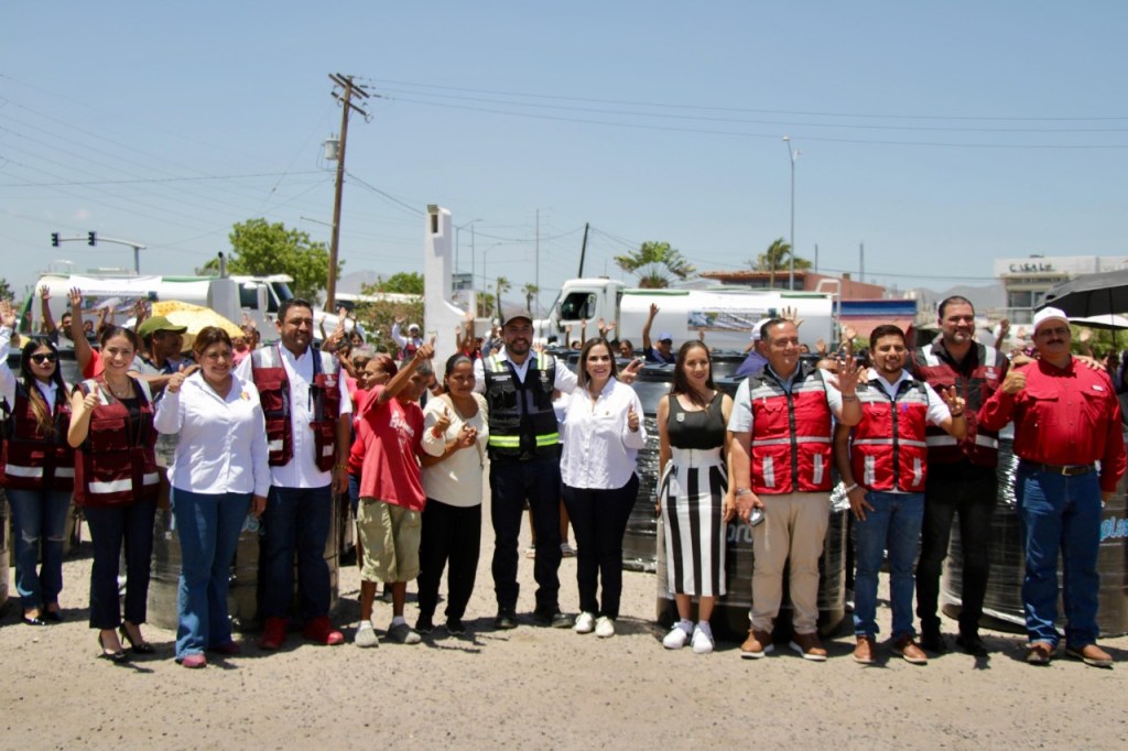 Encabeza alcalde Christian Agúndez entrega de 100 tinacos a familias de Cabo San&nbsp;Lucas