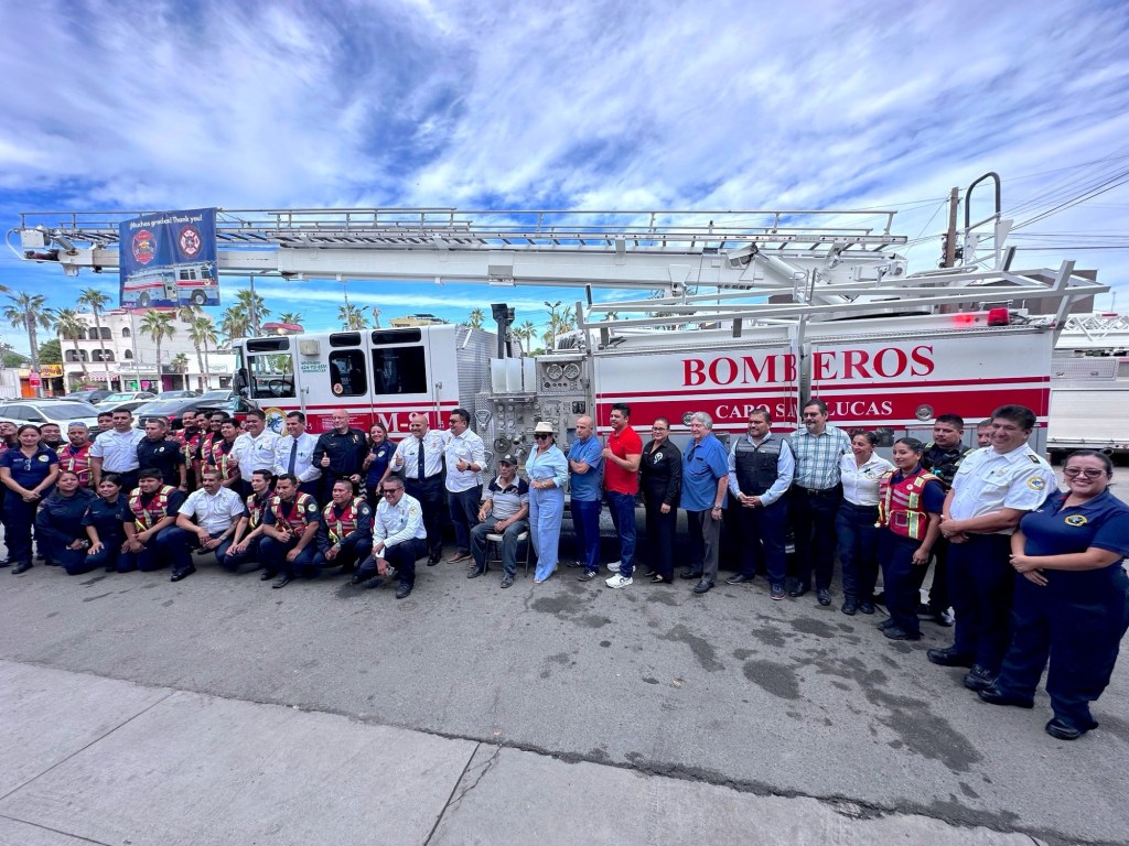 Bomberos de Cabo San Lucas recibe máquina extintora donada por North Las Vegas