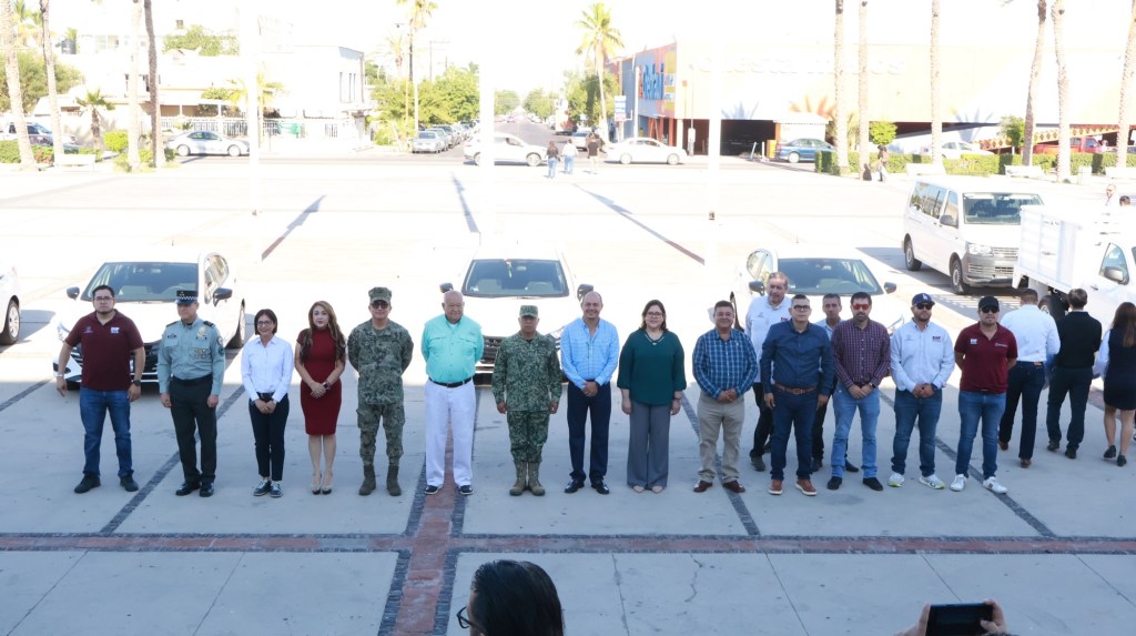 Entrega gobernador Víctor Castro vehículos al SEDIF para fortalecer programas&nbsp;sociales