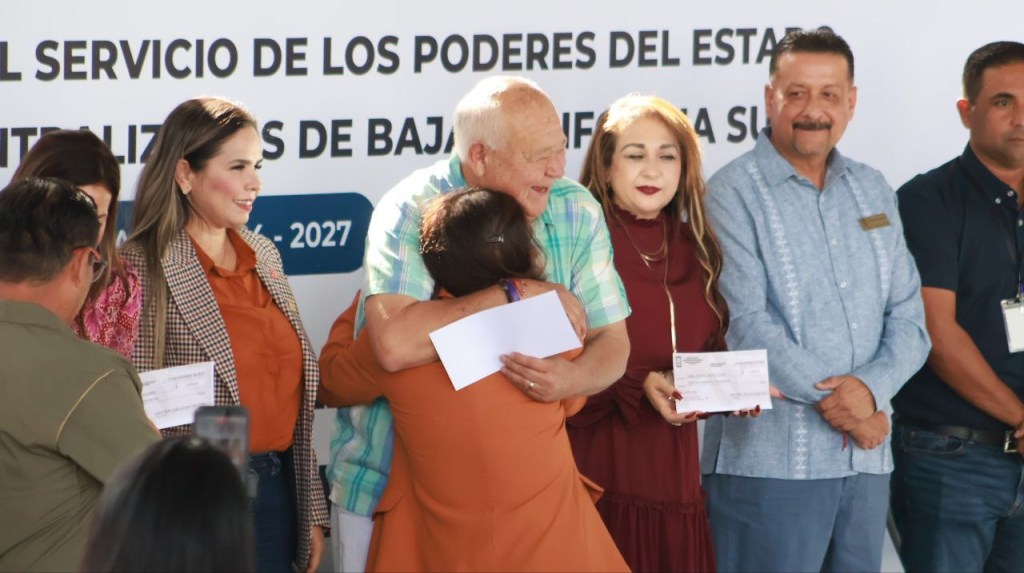 Entrega gobernador VMCC bono anual a jubilados y pensionados de los Poderes del&nbsp;Estado