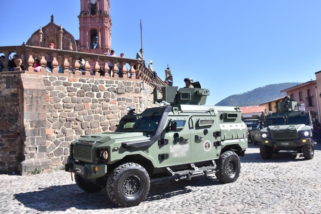 EN OPERATIVOS REALIZADOS EN MICHOACÁN, AUTORIDADES DETIENEN A 12 PERSONAS Y ASEGURAN ARMAMENTO