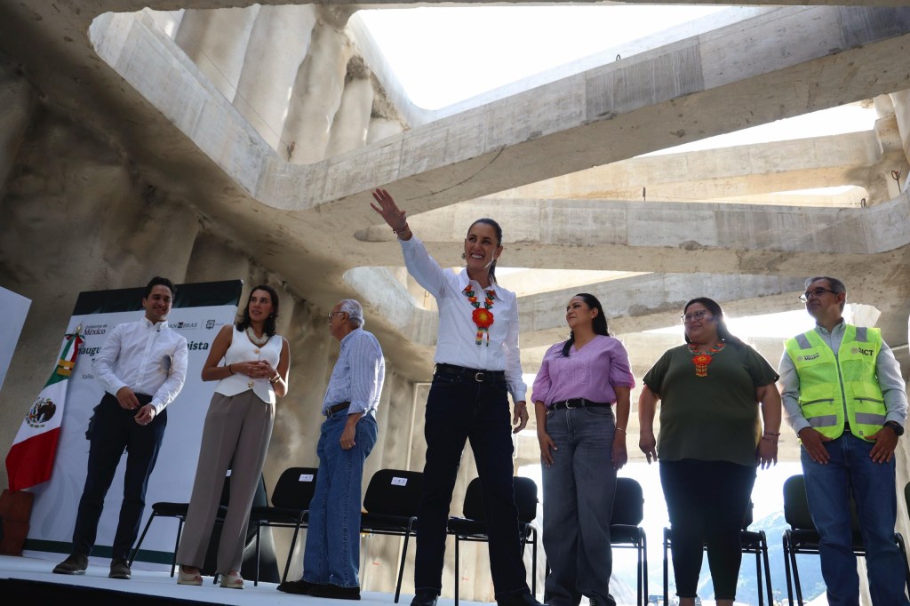 INAUGURA AUTOPISTA TEPIC-COMPOSTELA