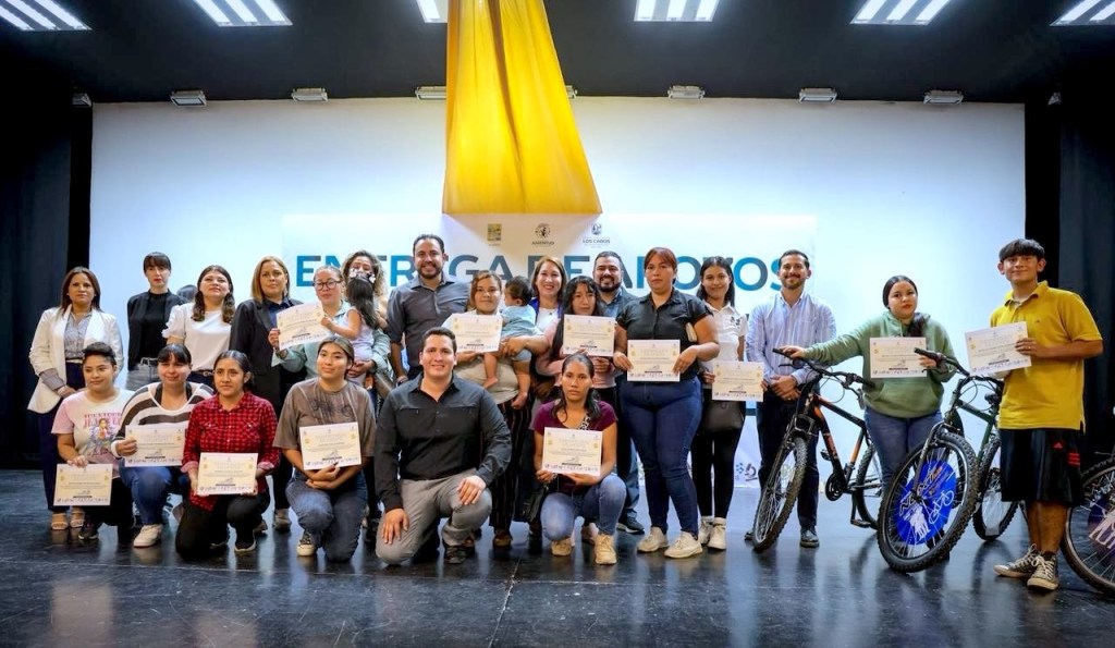 Entrega Ayuntamiento de Los Cabos apoyos de los programas “Impulso Emprendedor” y “Apoyo Madre&nbsp;Joven”