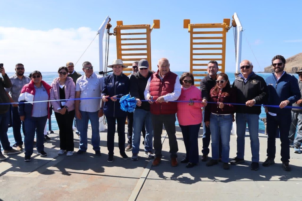 Cumple&nbsp;Gobernador&nbsp;VMCC&nbsp;compromiso con habitantes de Isla Natividad al entregar barcaza y camión&nbsp;recolector