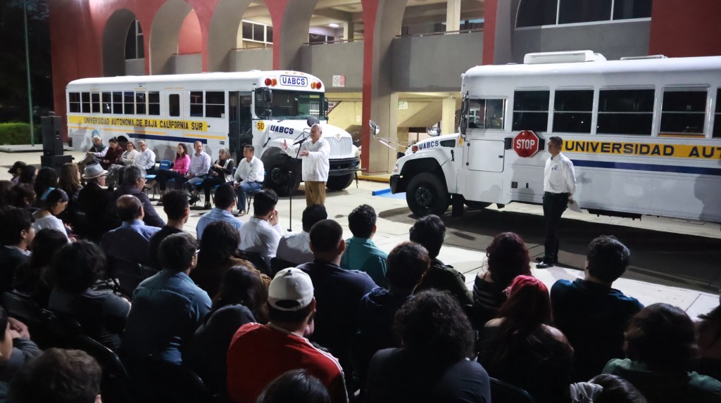 Entrega gobernador Víctor Castro vehículos y equipos que fortalecen la formación de estudiantes en la UABCS