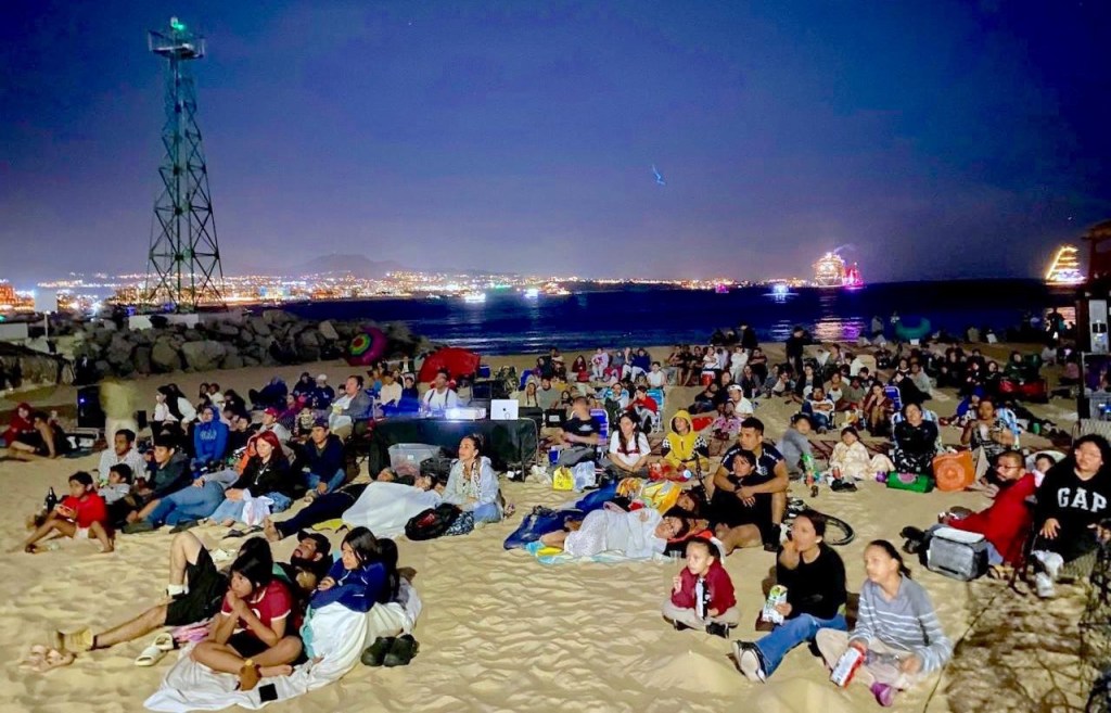 Familias de Cabo San Lucas disfrutan del cine&nbsp;en la playa&nbsp;con programa Cine Móvil “Arena y&nbsp;Mar”