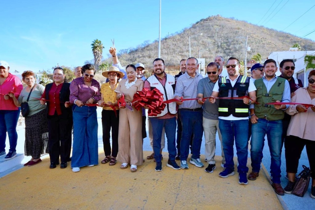 Entrega Ayuntamiento de Los Cabos pavimentación integral en colonia&nbsp;Arcoíris&nbsp;