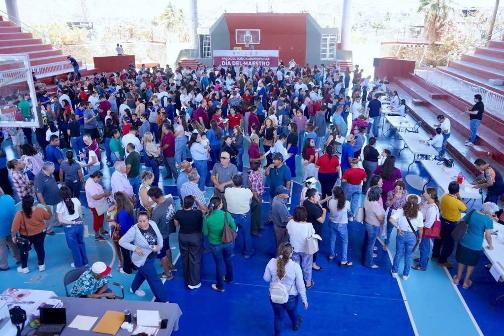 Cumple Ayuntamiento de Los Cabos con entrega de bono al magisterio&nbsp;cabeño