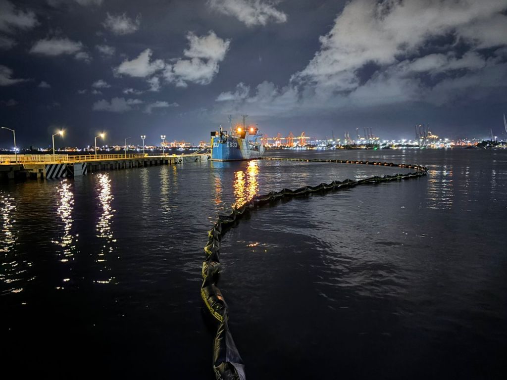La Secretaría de #Marina contiene derrame de hidrocarburos&nbsp; en inmediaciones del muelle turístico, en Manzanillo,&nbsp;Colima