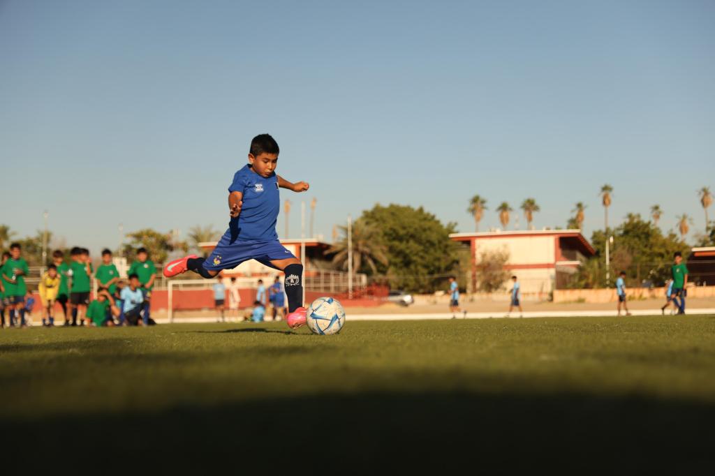 Frank Aguirre y Manuel Cota premian a campeones del Torneo de Barrios “Dímelo en la Cancha”