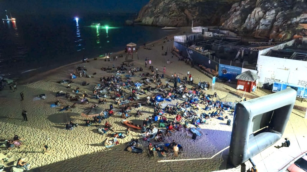 Cine Móvil reúne a familias en una noche de cine al aire libre en Playa El&nbsp;Corsario
