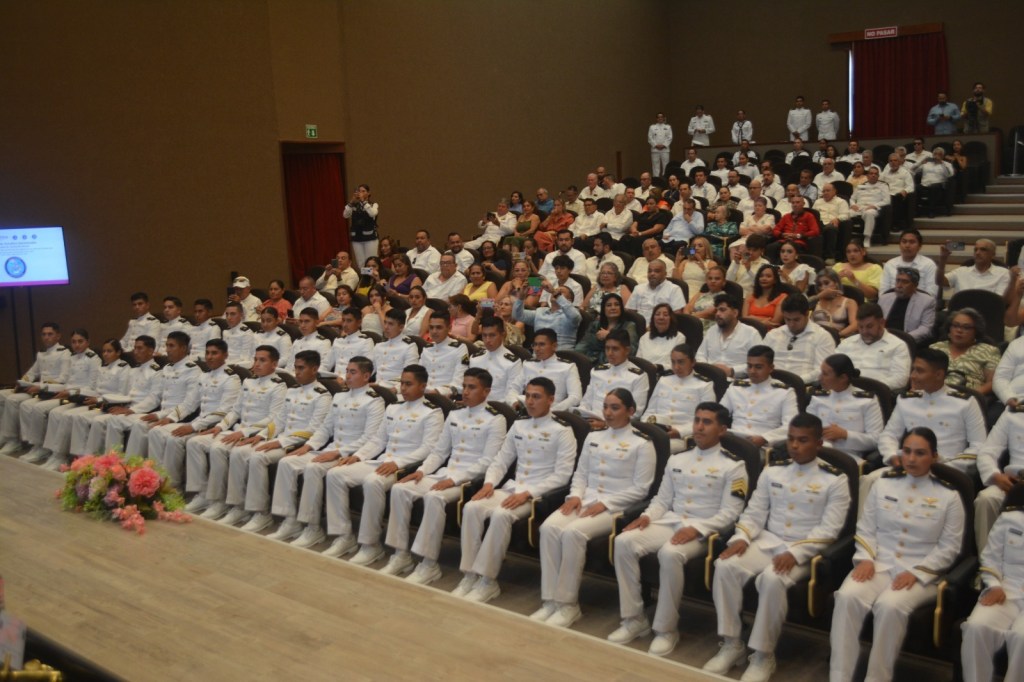 Concluyen cursos de capacitación en la Escuela de Aviación Naval en La Paz, Baja California Sur