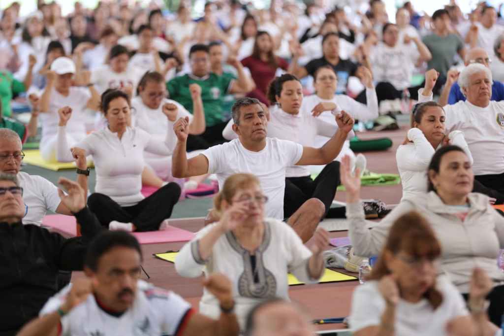 ISSSTE promueve bienestar físico y mental con clase de yoga para trabajadores y derechohabientes