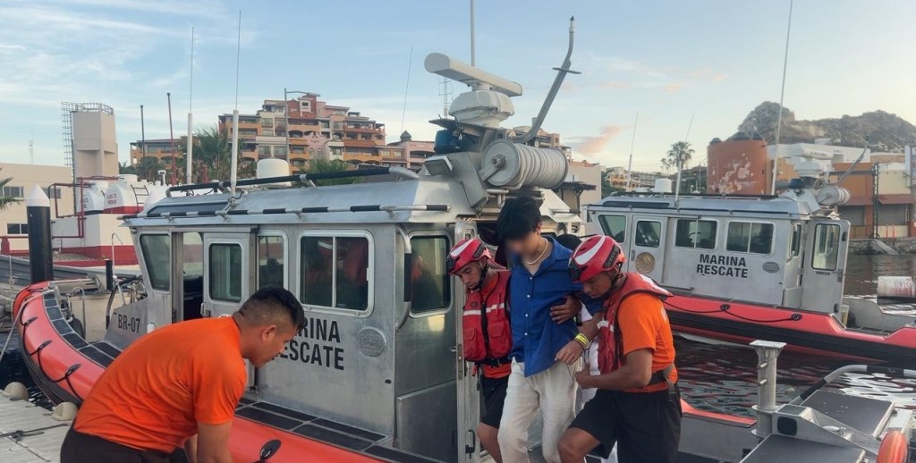 Marina realiza evacuación médica de una persona en la bahía de Cabo San Lucas, Baja California Sur