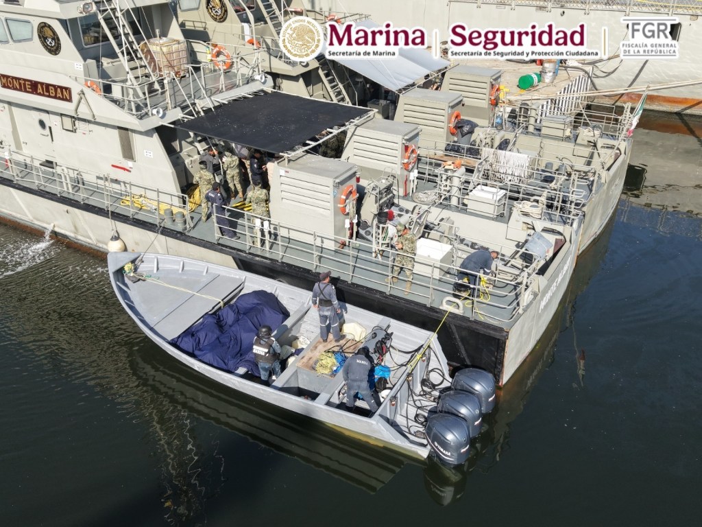 MARINA ASEGURA MÁS DE 1.5 TONELADAS DE PRESUNTA COCAÍNA Y DETIENE A CINCO