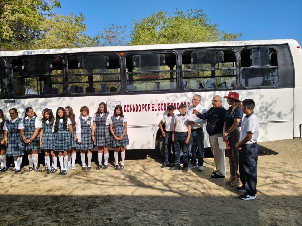Entrega Gobierno del Estado autobús escolar a secundaria de Los&nbsp;Planes