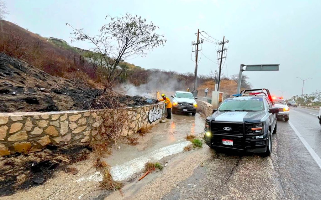 Bomberos de San José del Cabo atienden incendio forestal y realizan labores preventivas en la carretera&nbsp;Transpeninsular