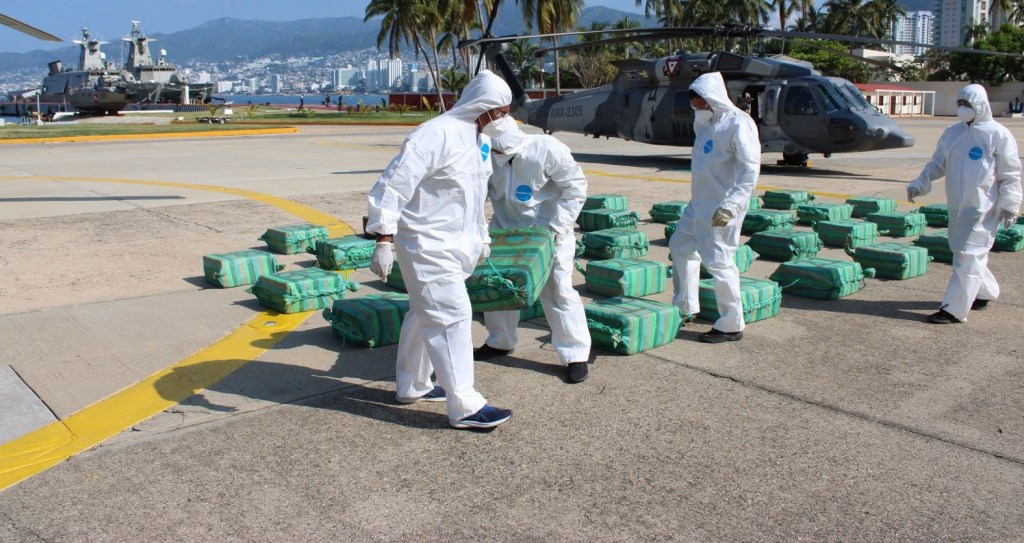EN UNA OPERACIÓN MARÍTIMA EN EL ESTADO DE GUERRERO, MARINA ASEGURA ALREDEDOR DE 1.9 TONELADAS DE PRESUNTA C0CAÍNA