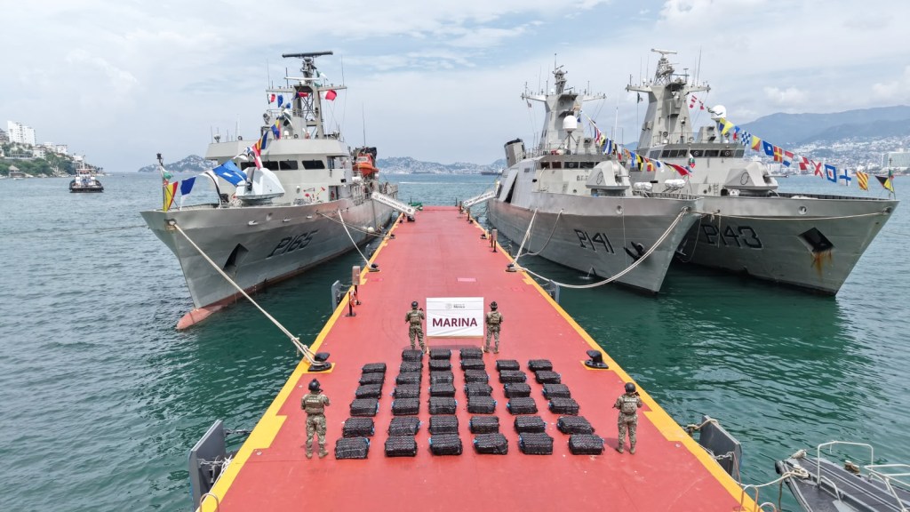 Arriba al puerto de Acapulco presunta cocaína asegurada en aguas del #OcéanoPacífico