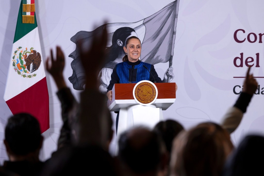 La presidenta Claudia Sheinbaum señaló que #México sigue de cerca el desencuentro comercial entre #EstadosUnidos y #Canadá, aunque considera que aún es prematuro hablar de un&nbsp;rompimiento