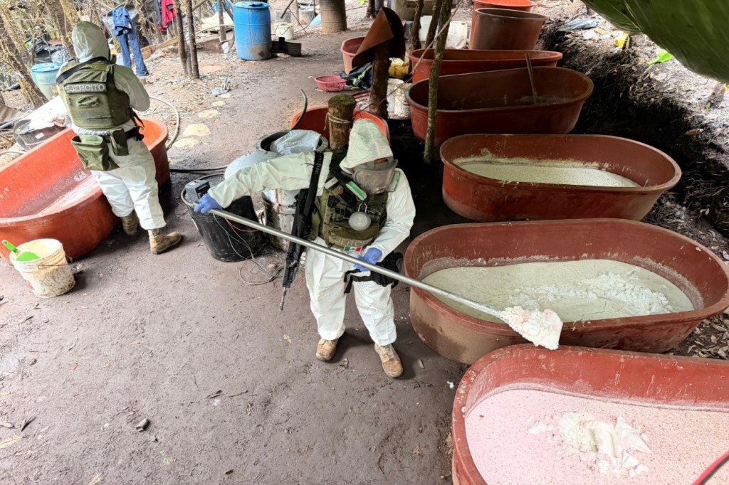 Autoridades localizaron e inhabilitaron un laboratorio clandestino para la elaboración de droga sintética en Zitácuaro.