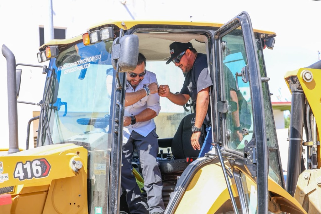 Supervisa alcalde Christian Agúndez rehabilitación de vialidades en Cabo San Lucas