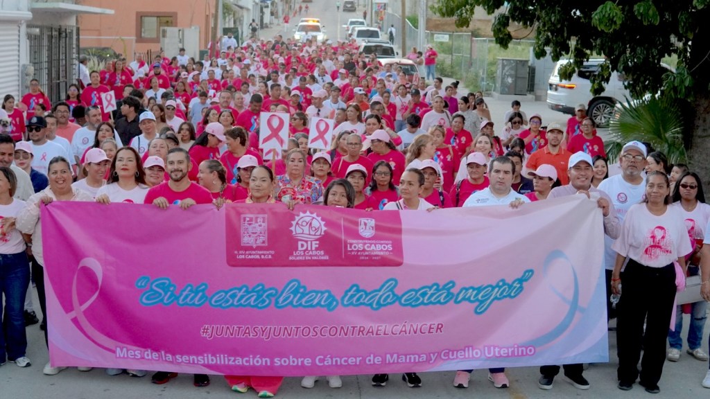 Encabeza Sol Delgado Moreno marcha por la lucha contra el cáncer de mama en Los&nbsp;Cabos