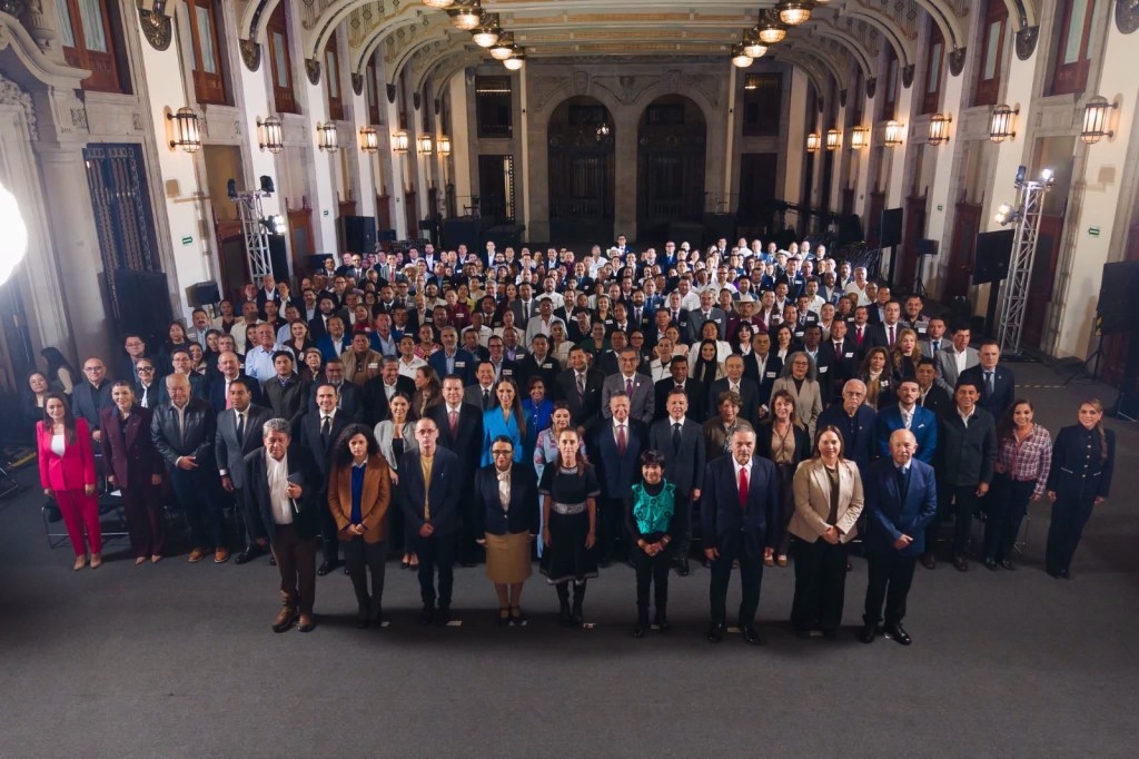 Participa Víctor Castro en reunión nacional; acuerdan agilizar trámites de vivienda y fortalecer IMSS-Bienestar en&nbsp;BCS